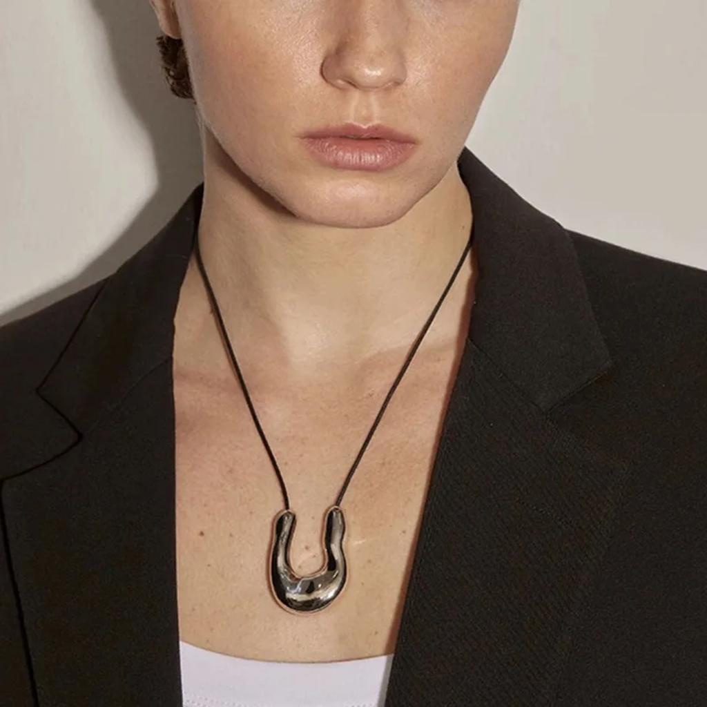 U-Shape Horseshoe Pendant Necklace for Women Black Rope Statement Necklaces Simple Choker Party Jewelry for Girls Women