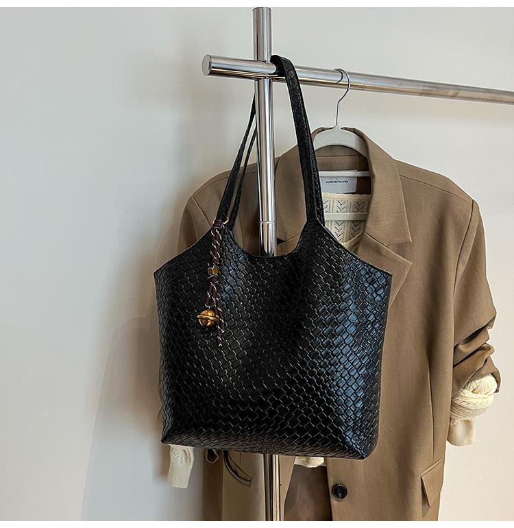 Women's Large-capacity Shoulder Bag 2025 Winter New Versatile Commuter Bag, Underarm Bag, Popular Tote Bag Trend This Year