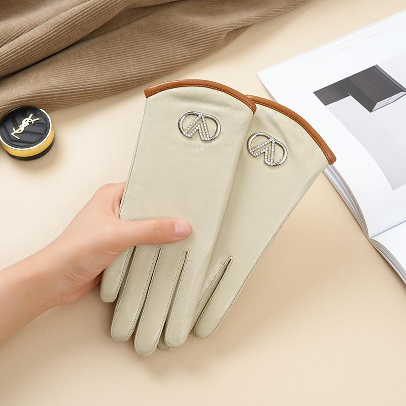 Ladies' Leather Gloves Are Fashionable