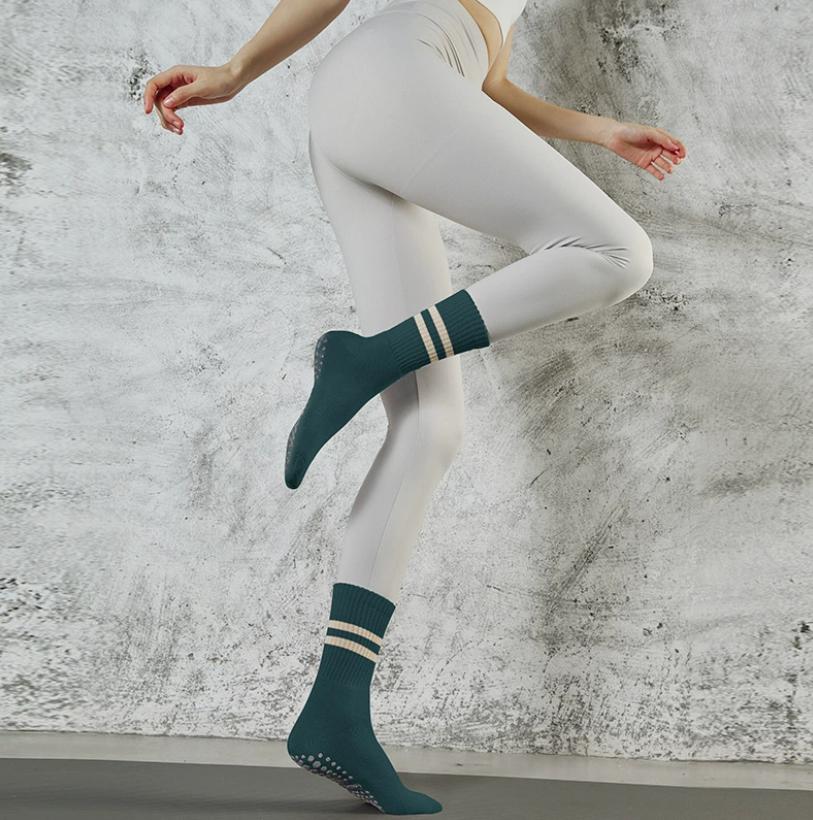 Factory Cotton Grip Double Bar Mid-calf Yoga Socks Silicone Soles Knitted Breathable Socks for Running Fitness Custom Logo