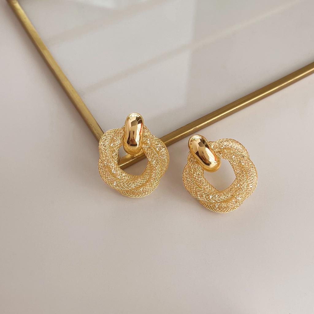 Boucles d'oreilles médiévales vintage à perles: Design rétro à l'huile coulée avec une touche haut de gamme et une personnalité unique