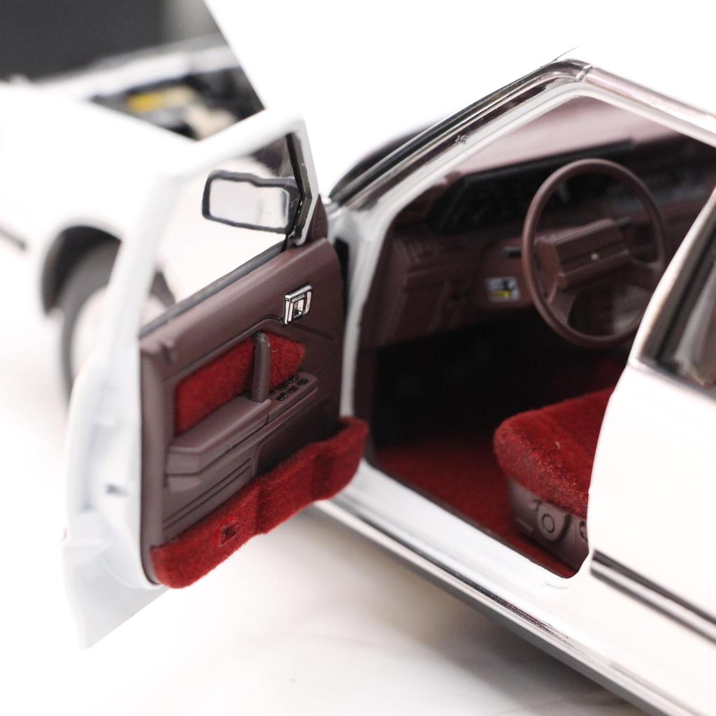 Freestyle XiaoGuang Modellmaßstab Toyota Crown MS122 Weiß Fertigprodukt 1/18 (Roter Innenraum) 8250611W-1