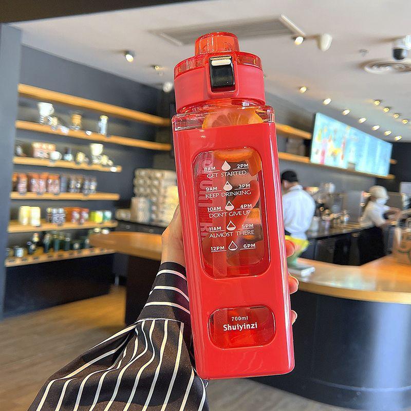 

1 шт., белая спортивная бутылка для воды объемом 700 мл, портативная кружка-непроливайка, подходит для занятий спортом на открытом воздухе, езды на велосипеде и переноски белых бутылок с водой 0.7L красный