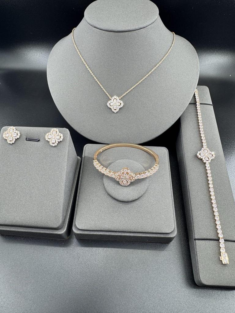 Luxury Diamond Four-Leaf Clover Bracelet - Elegant Valentine's Day Gift