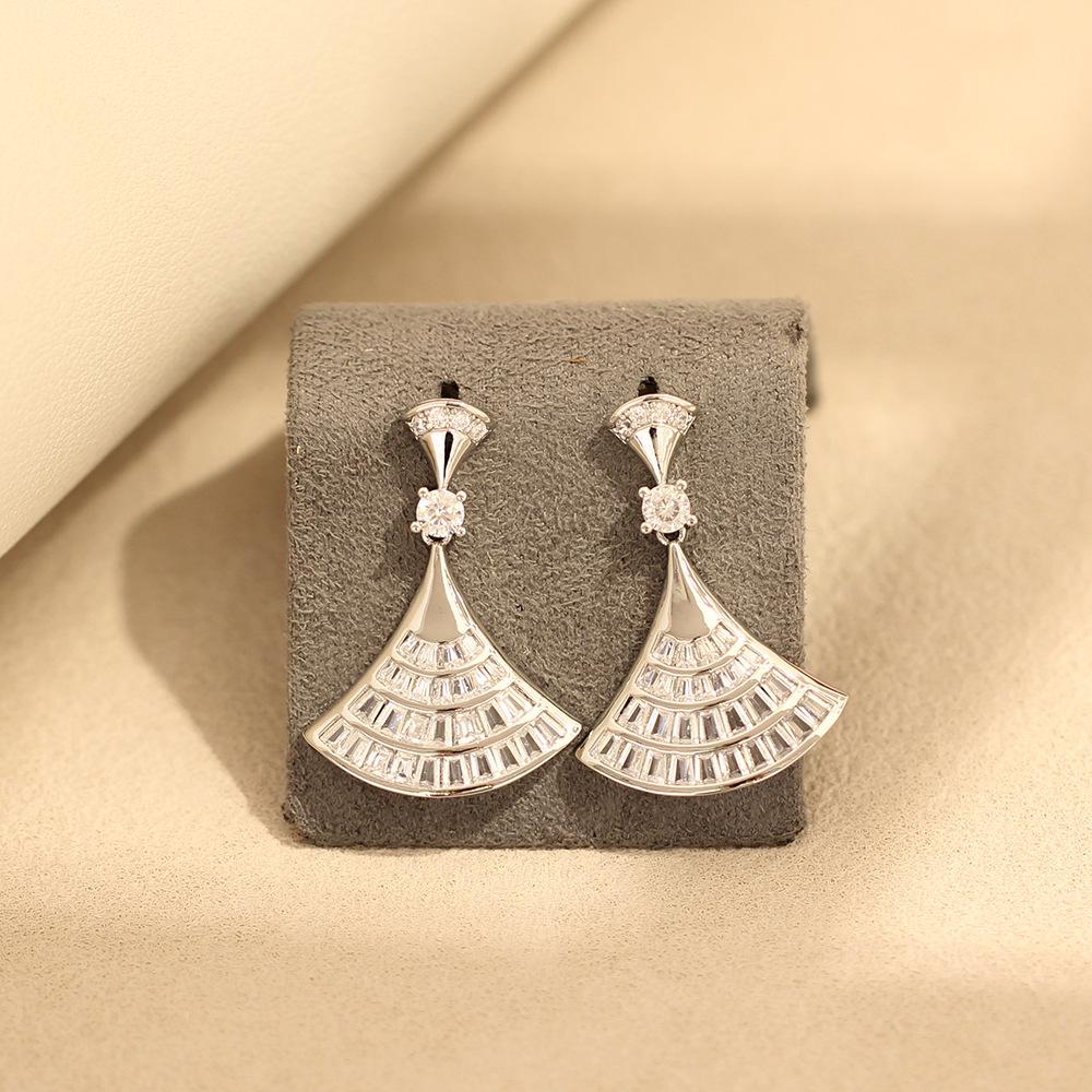 European and American personality, exaggerated and exquisite, diamond-encrusted scalloped earrings, gold-plated, versatile temperament, 925 silver nee