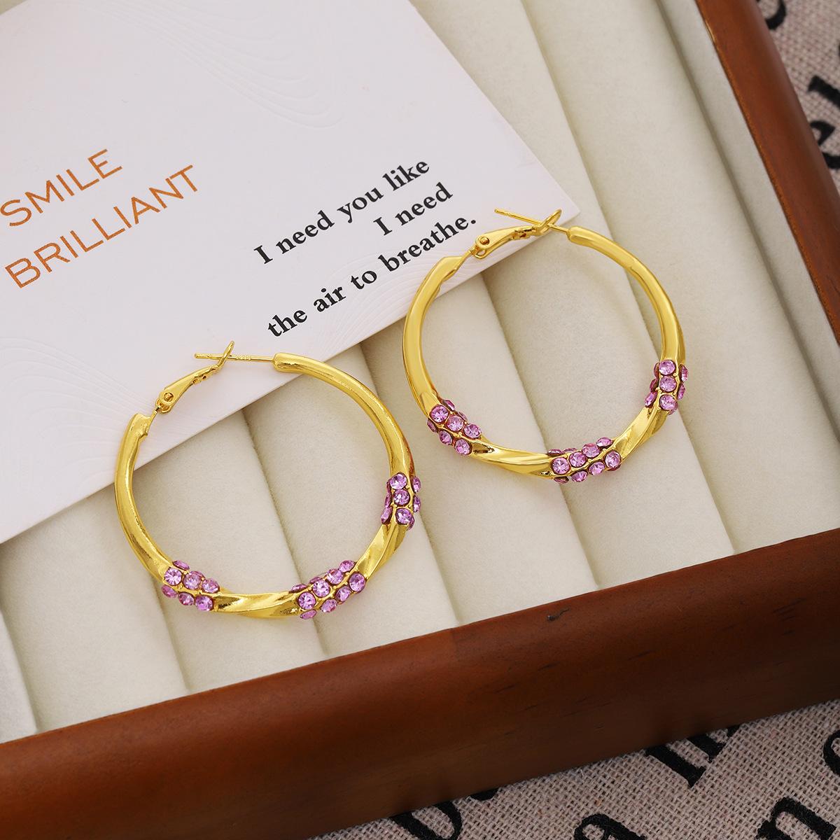 

Изысканные серьги из фиолетового циркония в простом и изысканном стиле золотой