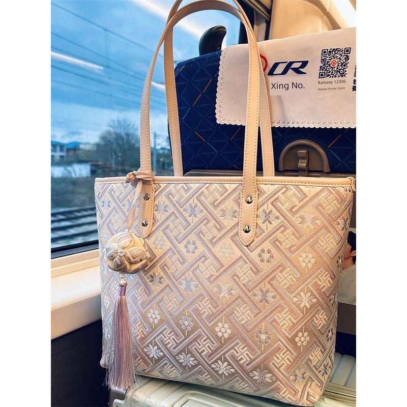 

Гуанси Нематериальное наследие Чжуан Цзинь Сумка-тоут Женский нишевый стиль Этнический стиль Сумка через плечо Ручная сумка Рабочая одежда Большой вместимости Тоуты