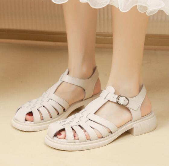 

Модная женская обувь из натуральной кожи 2025 Гладиаторские сандалии Пряжка на щиколотке Вырезы Шлепанцы с переплетением Крест-накрест Женские сандалии на низком каблуке 5 бежевый