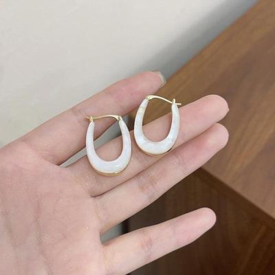 Niche Minimalist U-shaped Metal Resin Earrings for Women: Fashionable, Elegant, Versatile, Internet Celebrity Ear Studs