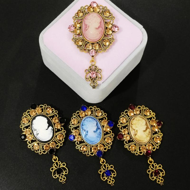 Retro Palace Style Medieval Beauty Head Brooch Exquisite Hollow Out Alloy Embossed Pin Men Women Clothing Accessories Gift