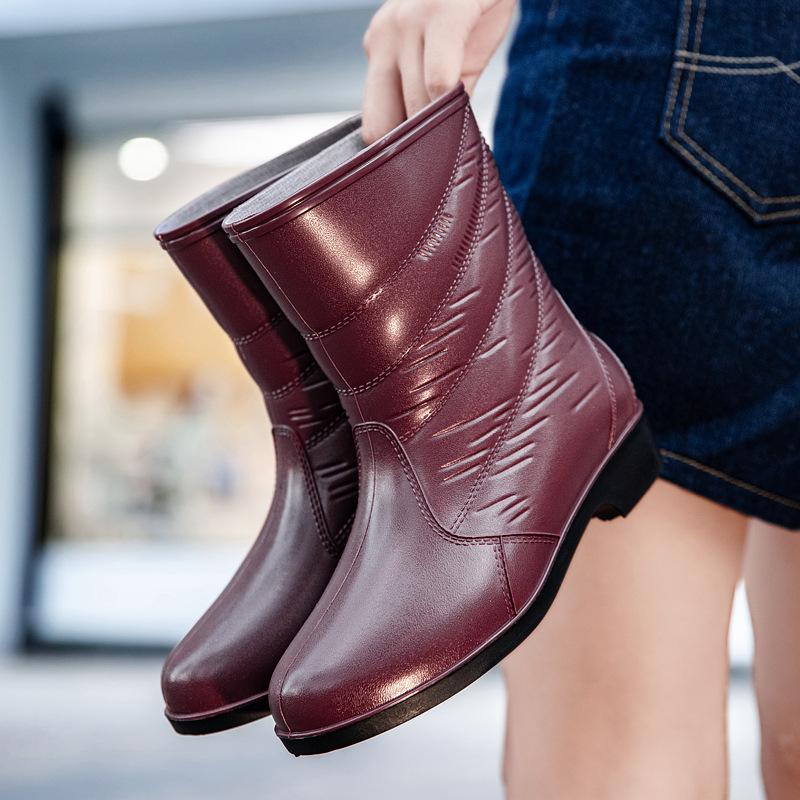 

2025 женские новые водные туфли зимние бархатные термочехлы для обуви резиновые сапоги модные уличные средней высоты дождевые туфли женские 40