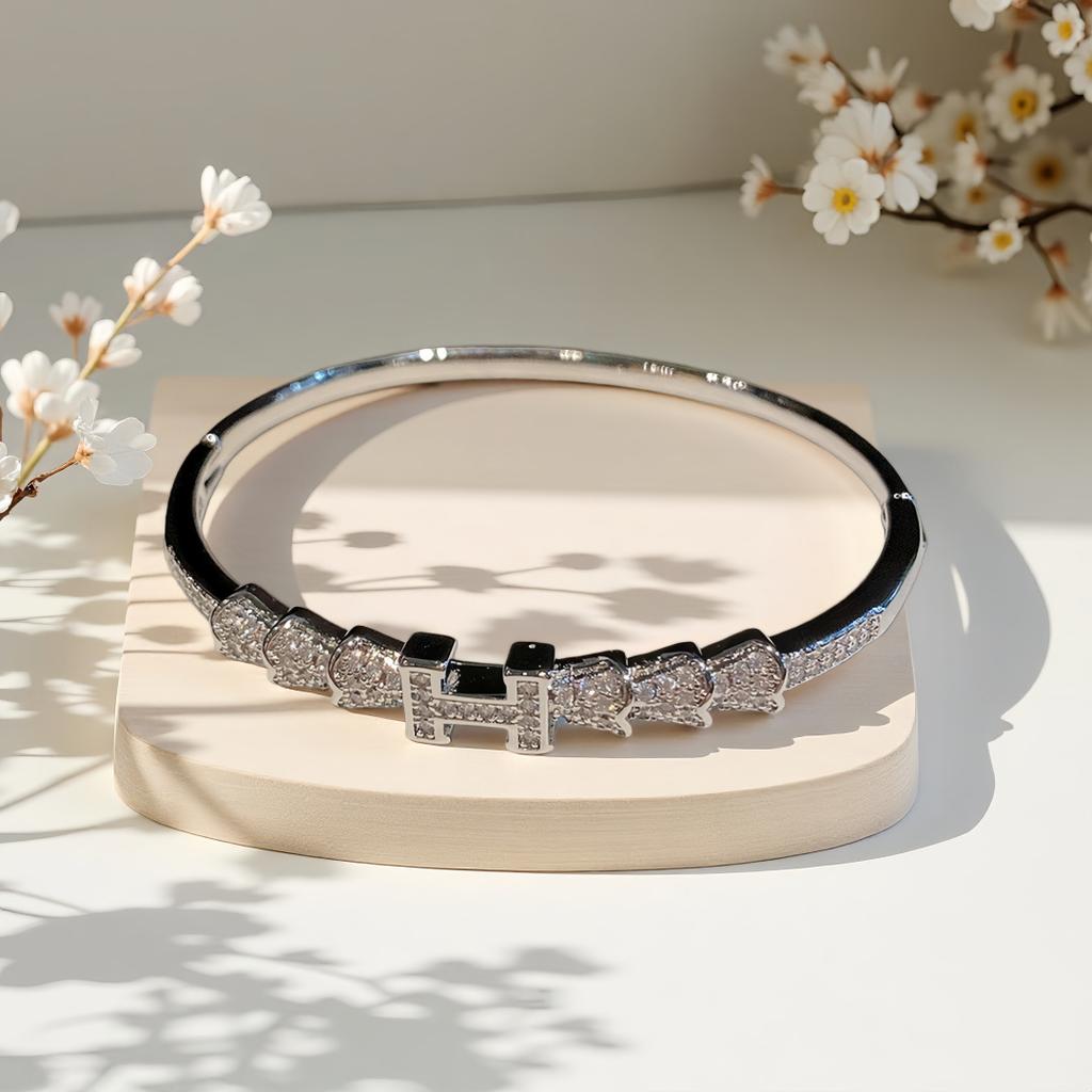 18k Real Gold Electroplated Zirconium Bracelet European and American Simple Fashion Buckle Bracelet Light Luxury High-end Hand Jewelry 2026