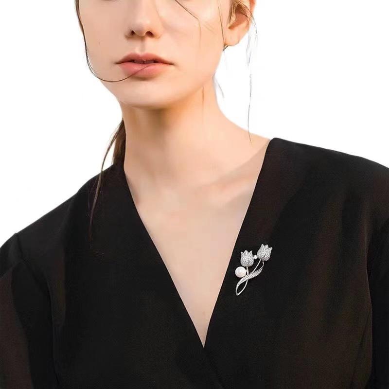 Advanced Luxury 2025 New Tulip Flower brooch Elegant Design Sense Rose White Stone Jewelry