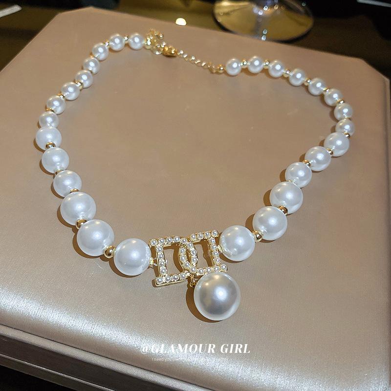 French Fashion New Pearl Letter Necklace Fashionable Light Luxury High Grade Elegance Clavicle Chain Necklace Decoration