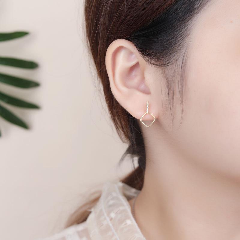 Geometric Pendant with A Lively and Simple Design Feels Cold and Elegant Earrings In The New Year