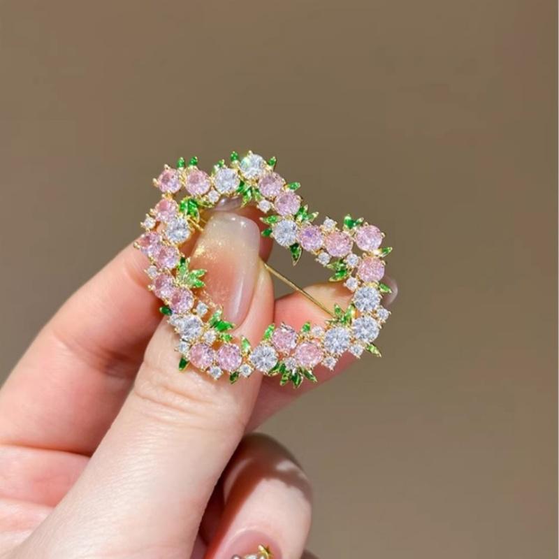 

Sweet Pink Love Heart Wreath Brooch For Women Fashion Elegant Lapel Pin Coat Sweater Dress Accessories Jewelry Gifts 1pc