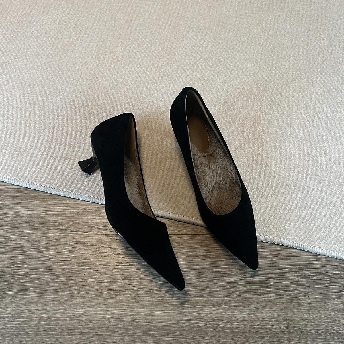 

First encounter season cover antique matte leather pointed tip fine heel fluffy shoes women s shoes 2026 velvet warm cotton shoes commute 42 чорний