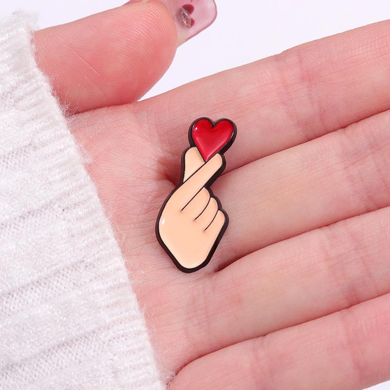Creative Cartoon Finger Heart Brooch - Cute Alloy Pin for Men, Women & Couples