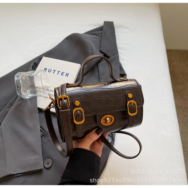 

Retro pattern messenger bag casual niche portable shoulder fashion sense versatile 2025 winter new commuter pillow bag темно-коричневого кольору