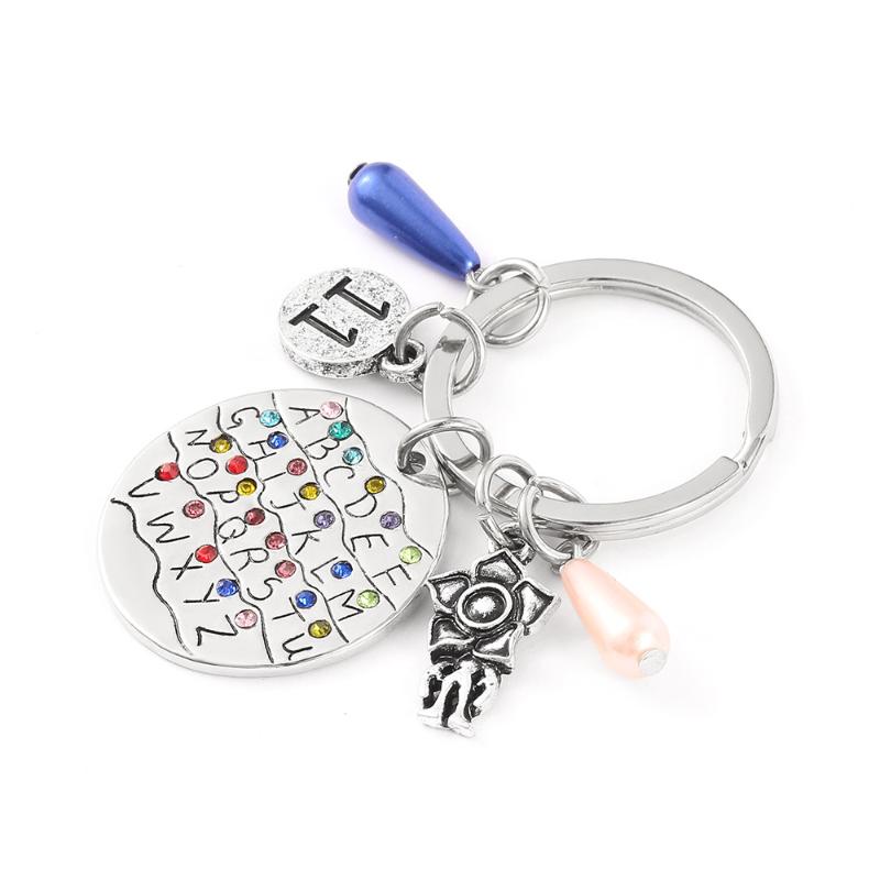 Cosas Raras Serie de TV Llavero del Alfabeto Inglés Para Mujeres Hombres Chapado en Plata Colorido Colgante para Mochila Llavero de Coche DIY Accesorio Regalo