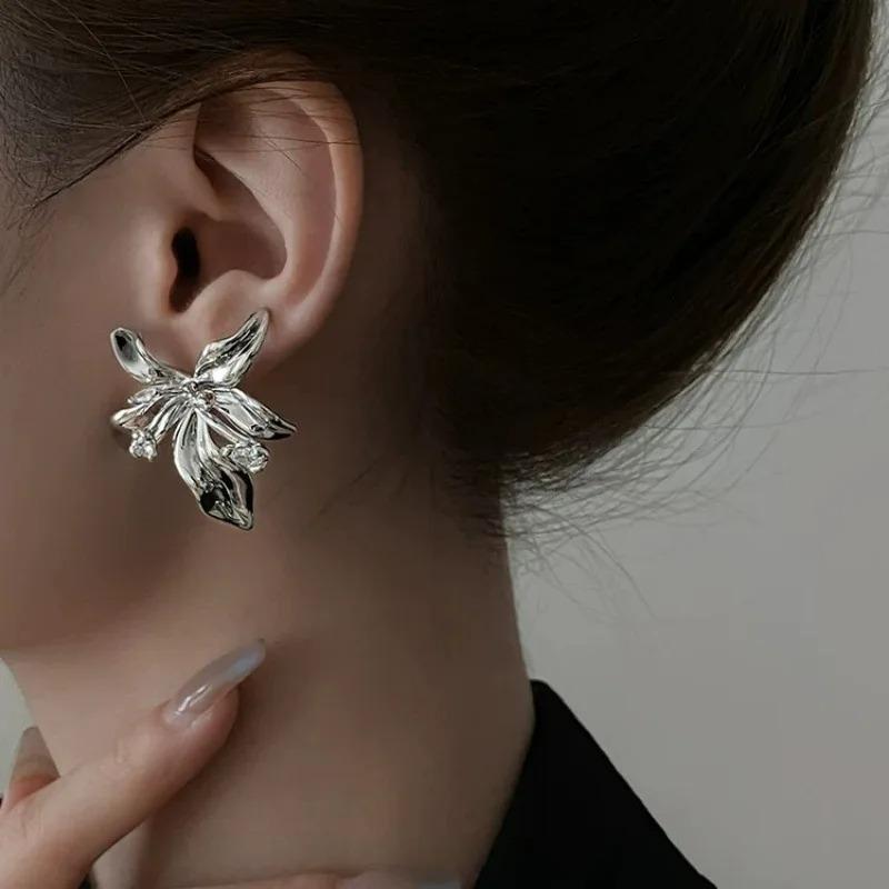 Modische Zirkon Silberfarbene Blume Unregelmäßige Ohrringe für Damen Exquisite Eingelegte Steckerohrringe Übertriebene Schmuckaccessoires