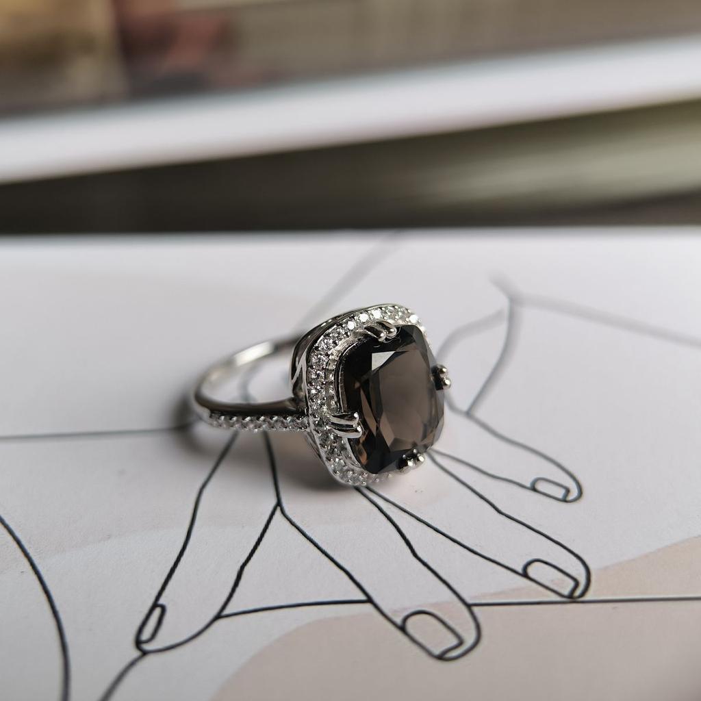 Silberring mit natürlichem Rauchtopas (Rauchquarz) 5,457 ct, mit Zirkonia, Gewicht des Artikels 4,76 g (2180340)