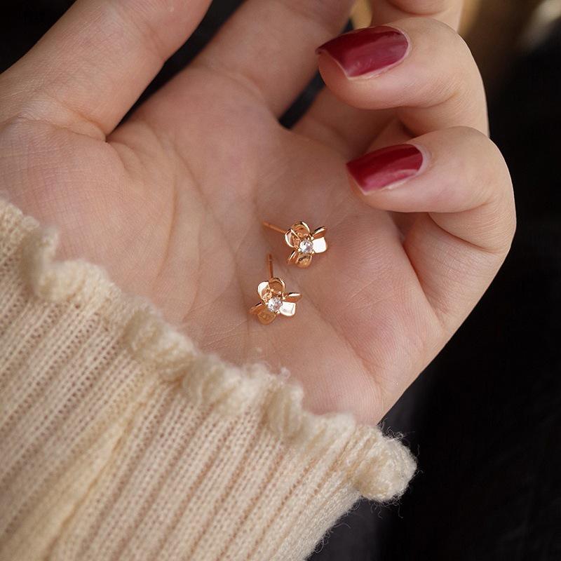 Lucky Clover Gold-Plated Sterling Silver Diamond Flower Stud Earrings for Women - Niche Design, Elegant and Exquisite. Champagne Gold Pair (includes earplugs)