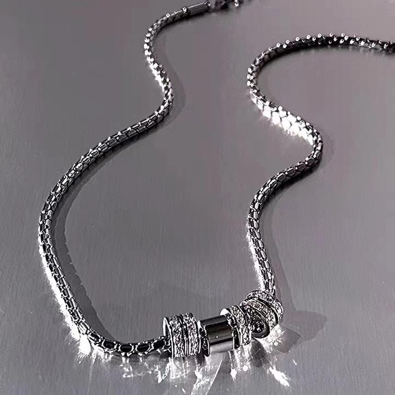 Schlanker Diamantring-Anhänger Titanstahl-Halskette: Unisex, Luxuriöser, Vielseitiger Schlüsselbeinketten-Schmuck