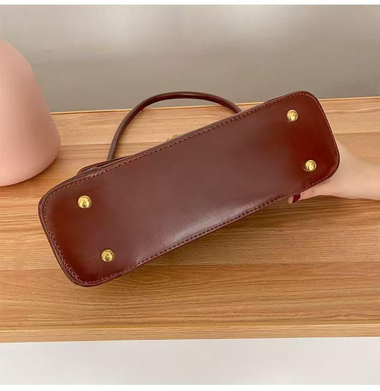 Women's Fashion Versatile French Underarm Bag - High-End, Simple, Niche Design, Hand-Held, Single Shoulder Handbag.