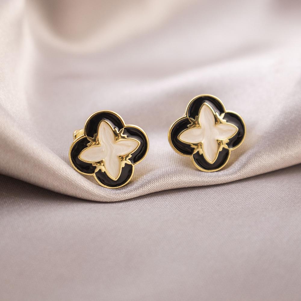 Elegant Clip-On Triangle Earrings for Non-Pierced Ears - Versatile, Light Luxury for Everyday Wear.