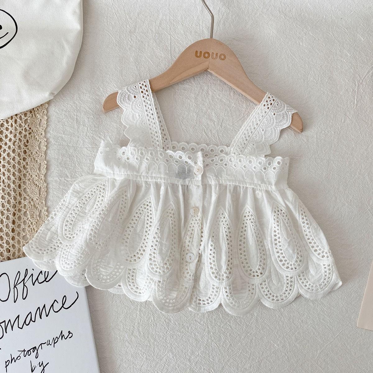 

Летний наряд для девочки: Белый топ-слип и джинсовые шорты — стильный комплект из двух предметов для фотосъемки и путешествий Size 100