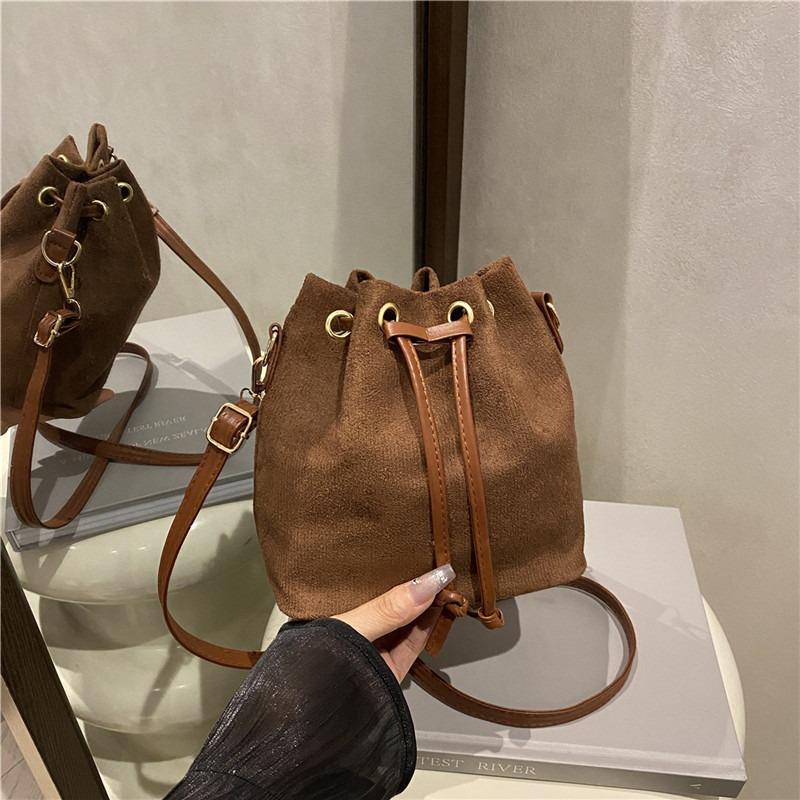 Today's popular bags, women's summer new trendy fashion casual shoulder bags, commuter messenger bucket bags