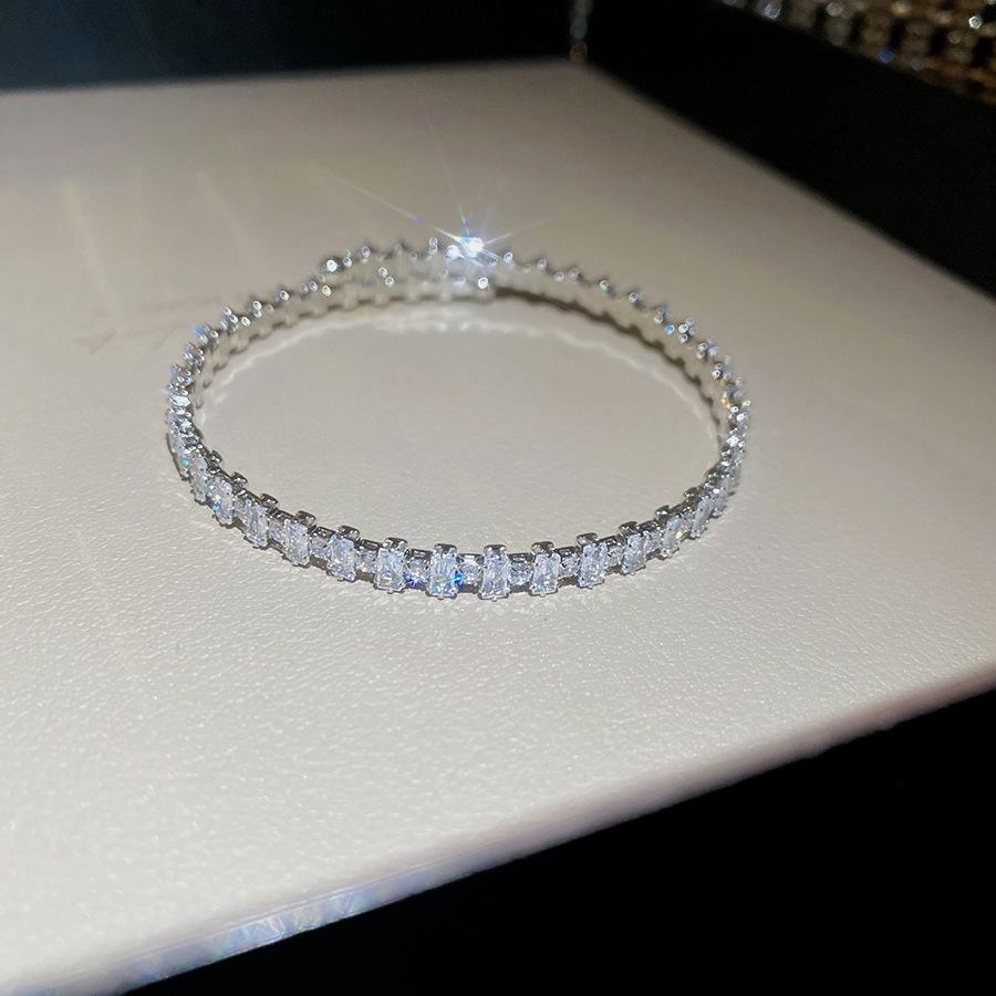 Elegant Geometric Rhinestone Zircon Buckle Bracelet: A Versatile and Luxurious Accessory for Women