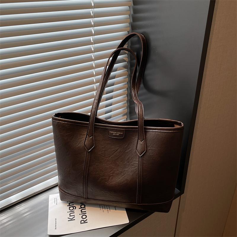 Retro bag women's large-capacity new autumn and winter simple and versatile shoulder bag casual commuter tote bag
