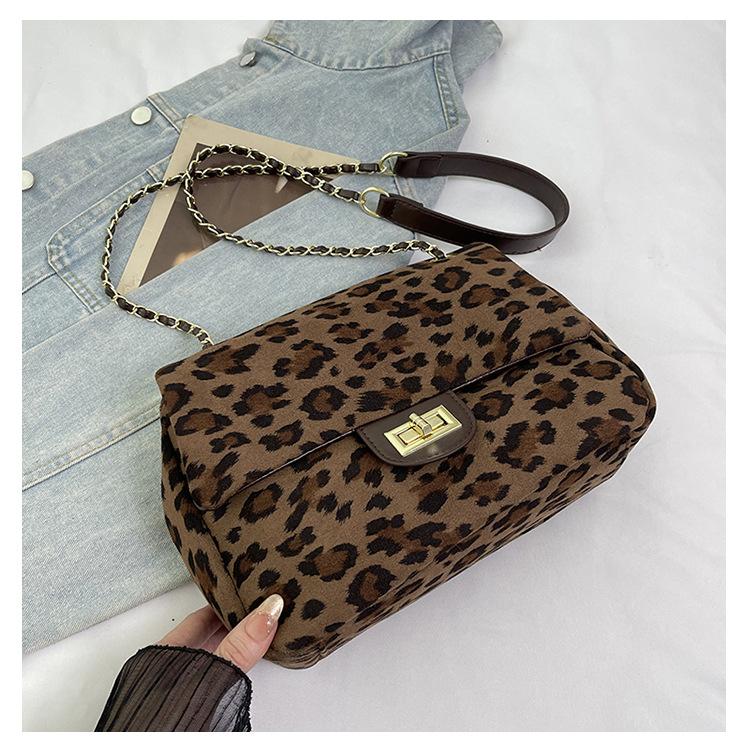 

2025 new shoulder messenger chain bag fashion autumn and winter tote bag leisure commuter large capacity leopard print bag women