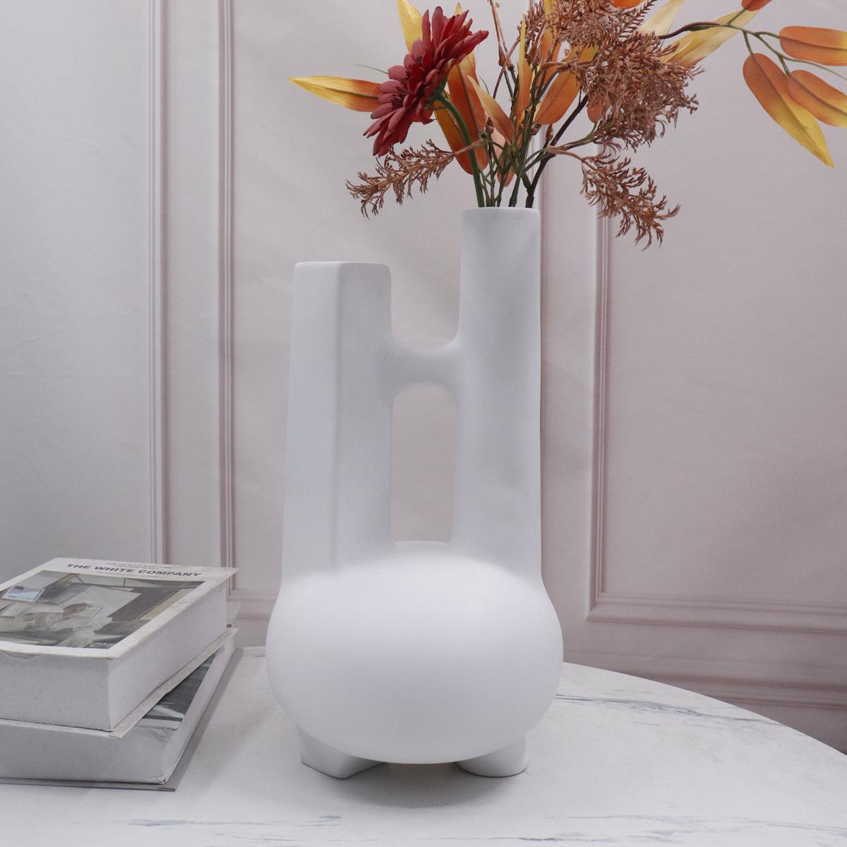 Black and White Minimalist Flower Vase – Modern Decorative Piece for Living Room and Dining Table