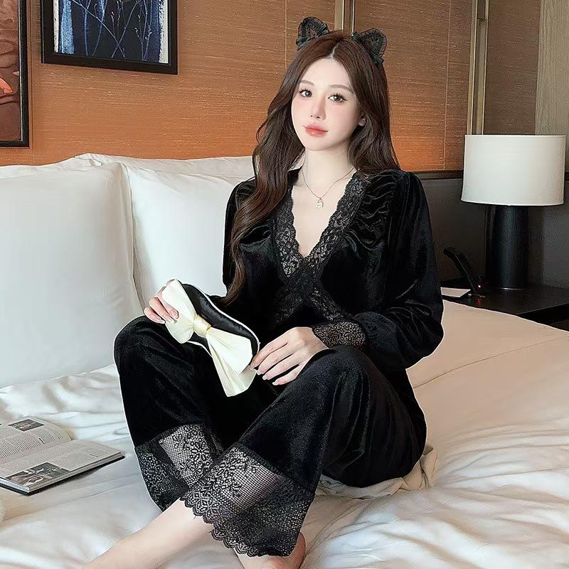 

2025 Золотой бархатный женский сексуальный пижамный комплект: Домашняя одежда из двух частей с нагрудными вкладышами и халат-ночная сорочка M