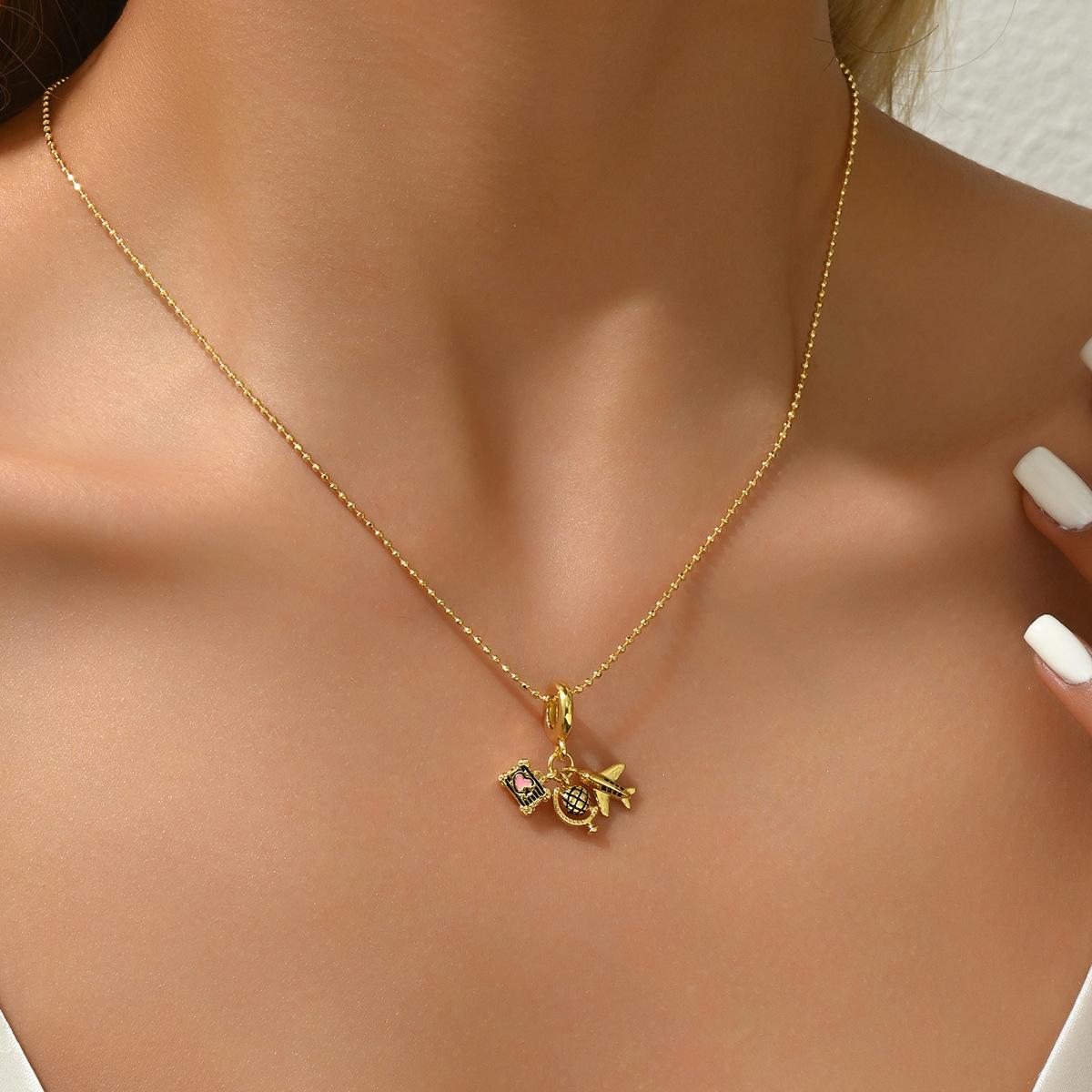 

Простое и свежее студенческое колье из круглых бусин, женское, с подвеской в виде глобуса и самолета, цепочка для ключицы, универсальное украшение