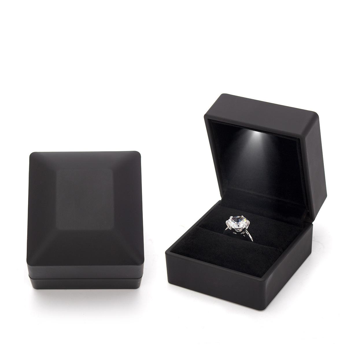 

1 Pcs LED Jewelry Ring Box Luxury Rubber Jewelry Display Gifts Storage Case For Wedding Engagement Proposal Anniversary Boxes чёрный