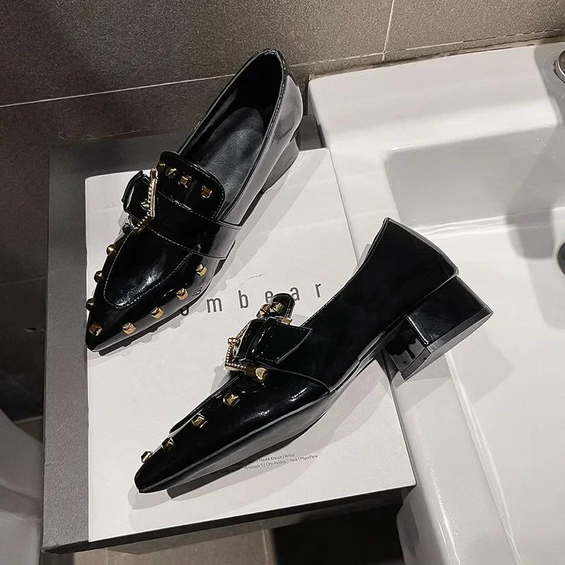 

2025 Весна Женские Новые Заклепки Женские Острые Носки Толстые Каблуки Модные Британский Стиль Лоферы Женские Туфли Без Застежек Zapatillas Mujer 38 чёрный