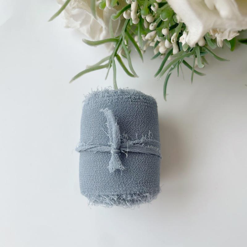 Handgerissenes Chiffonband: Dekorative Girlanden, Haarbänder mit Blumenbindungen und Kuchendekor.