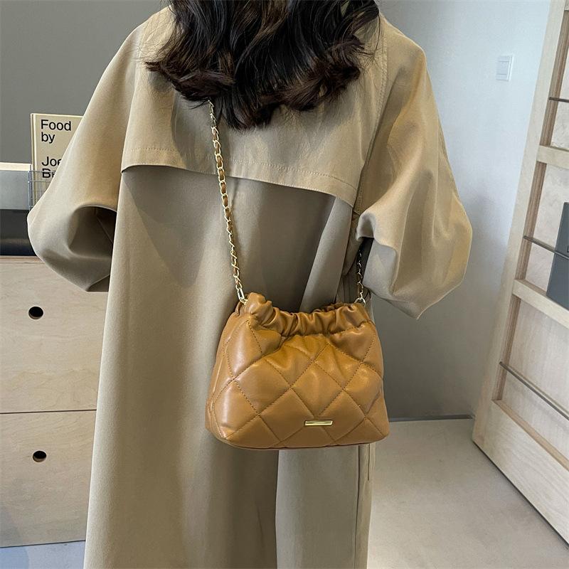 Rhombus chain bag women's 2025 new fashion popular shoulder armpit bag large capacity commuter messenger bucket bag
