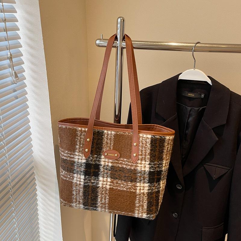 

Woolen plaid big bag women s 2025 new trendy Korean retro tote bag college wind large-capacity commuter bag коричневий