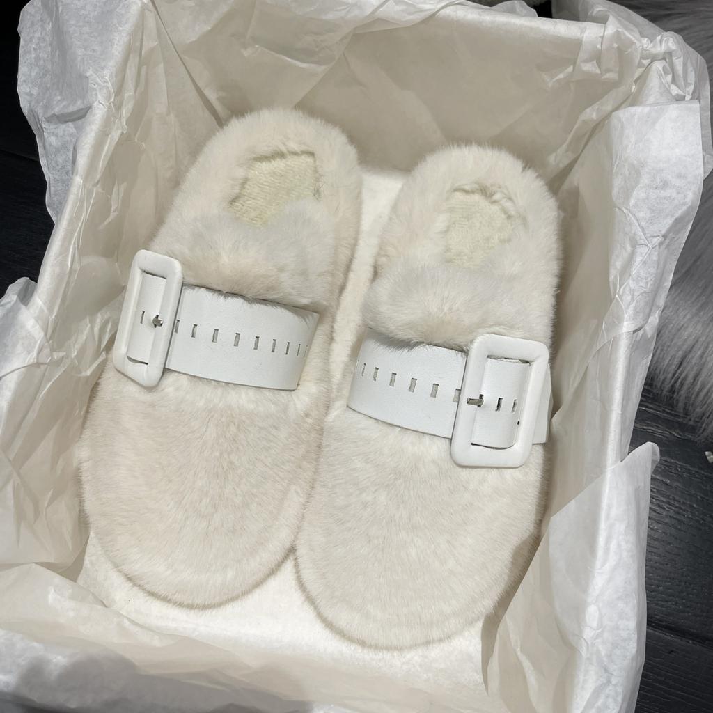 Baotou Halbschlappen Damen Oberbekleidung 2025 Herbst und Winter Neu Gürtelschnalle Mao Mao Hausschuhe Koreanische Version Samt Zuhause Baumwolle Mopp