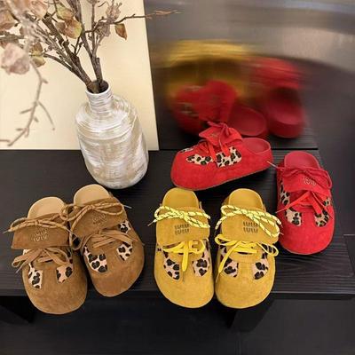 Stile estivo, alla moda e versatile, un pedale, facile da indossare, suola spessa per aumentare l'altezza, e indossa borsa da donna e mezze pantofole.