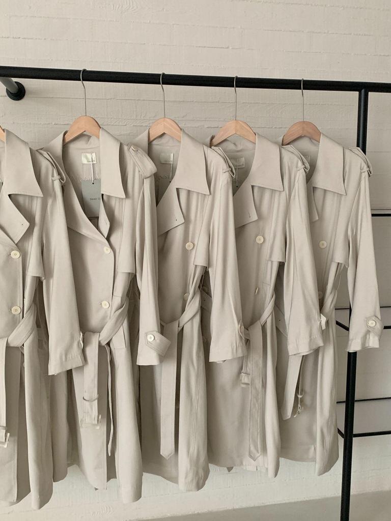 Zhao Lusi inspirierter, figurformender, langer Trenchcoat mit Bindegürtel für Herbst 2025