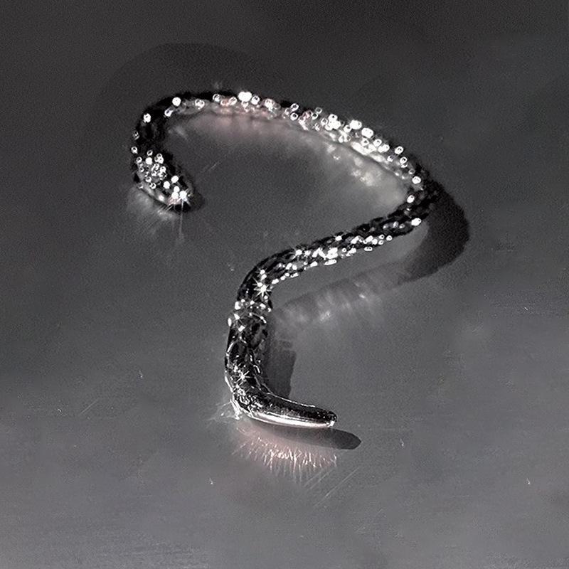 

Шикарные уникальные серьги-клипсы в форме змеи right серебряный