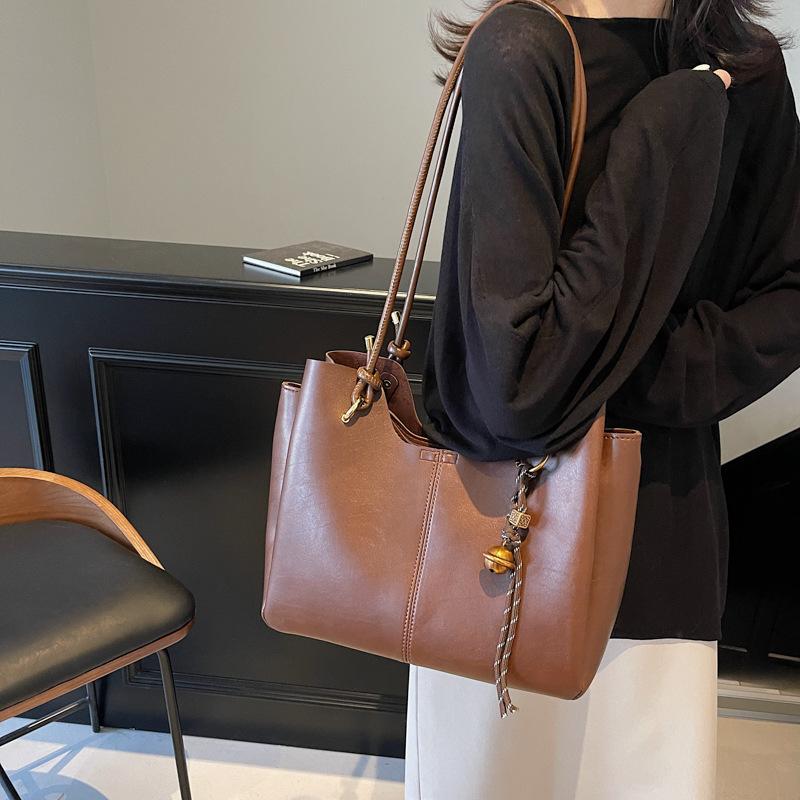 Large-capacity versatile three-fold extra-large bag, women's autumn and winter advanced texture commuter portable shoulder bag