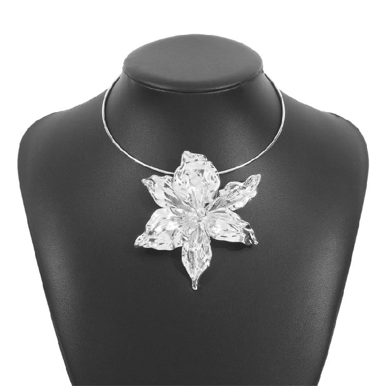 Comfortable Alloy Floral Necklace for Women Daily Commute and Special Event Flower Pendant Collarbone Chain