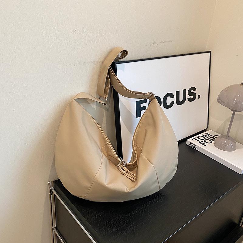 Simple and Versatile Student Large-capacity Messenger Bag, Casual and Lightweight One-shoulder Nylon Dumpling Bag